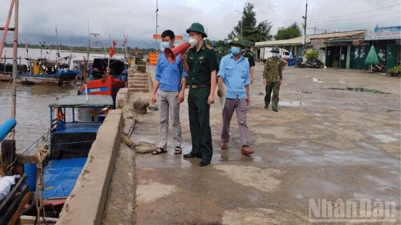 Các lực lượng chức năng sắp xếp tàu thuyền neo đậu tránh trú bão tại cảng Cửa Sót (Hà Tĩnh)