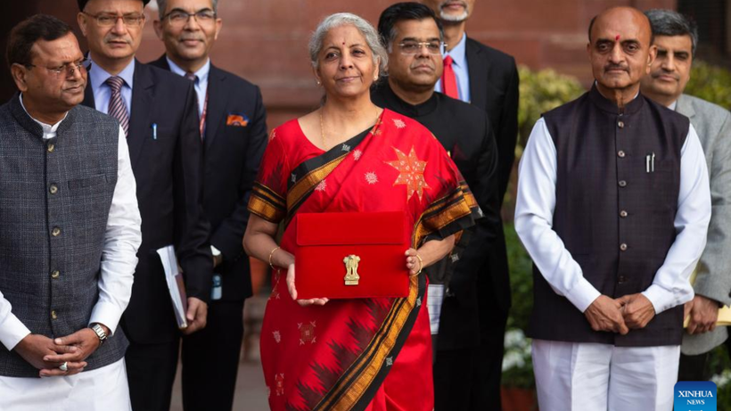 Bộ trưởng Tài chính Ấn Độ Nirmala Sitharaman (giữa, phía trước) chuẩn bị trình bày Ngân sách chung của đất nước cho năm tài chính 2023-24 trước quốc hội tại New Delhi, Ấn Độ, ngày 1/2/2023. (Ảnh: Xinhua)