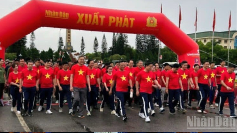 Hoạt động đi bộ được tổ chức quy mô cấp tỉnh tại Quảng trường Nguyễn Văn Linh (phường Phố Hiến, tỉnh Hưng Yên).