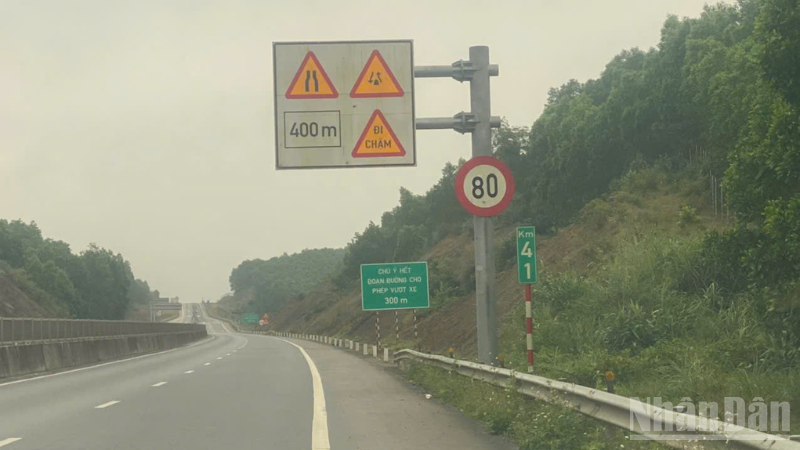 Việc giới hạn tốc độ trên những đoạn chưa sửa chữa tuyến cao tốc Cam Lộ-La Sơn gây nhiều bất cập cho các phương tiện tham gia giao thông.