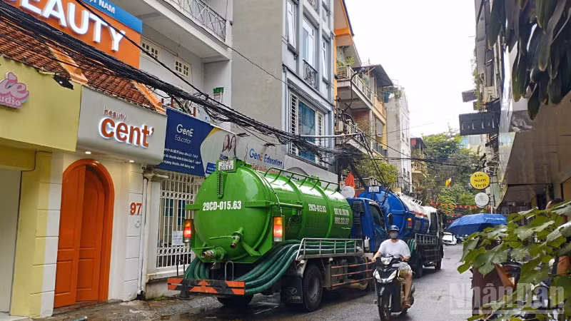 Trưa 6/8, Ban Quản lý Đường sắt đô thị Hà Nội đã dọn sạch phần bùn và nước bị trào lên tại ngõ Núi Trúc trong quá trình thi công.