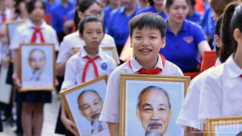 Thanh niên, thiếu nhi Thủ đô cùng với chân dung Chủ tịch Hồ Chí Minh tại Lễ chào cờ "Tôi yêu Tổ quốc tôi" năm 2025.