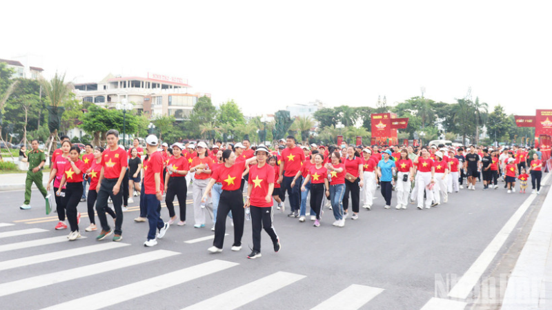 Người dân Quảng Ngãi tham gia đi bộ "Cùng Việt Nam tiến bước"