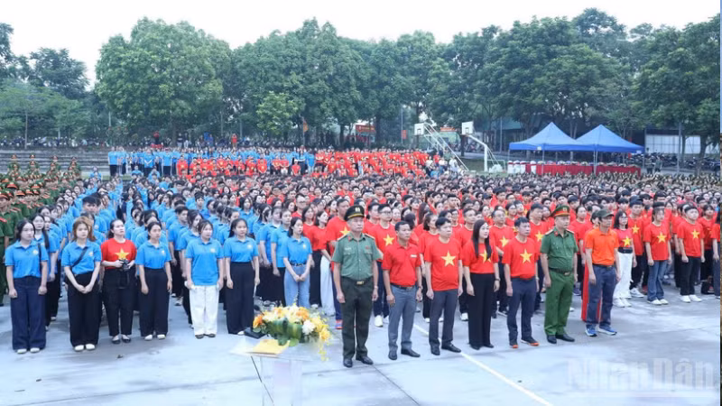 Các lực lượng tham dự lễ chào cờ.