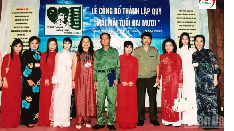 Lễ ra mắt Quỹ “Mãi mãi tuổi 20” tại Văn Miếu, ngày 16/8/2005. Nhà thơ Phạm Tiến Duật (đứng giữa); thứ 4 và thứ 3 (từ phải qua) là Nhà văn Đặng Vương Hưng và bà Trần Hồng Dung.
