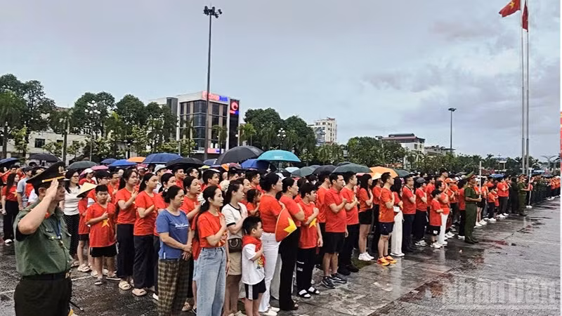 Các tầng lớp nhân dân thực hiện nghi lễ chào cờ.