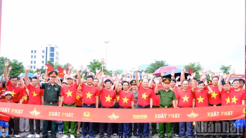 Các đồng chí lãnh đạo tỉnh Hà Tĩnh cùng tham gia Chương trình “Cùng Việt Nam tiến bước” với đông đảo các tầng lớp nhân dân tại Quảng trường Thành Sen.