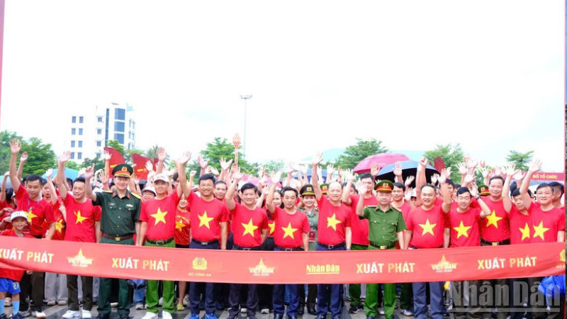 Các đồng chí lãnh đạo tỉnh Hà Tĩnh cùng tham gia Chương trình “Cùng Việt Nam tiến bước” với đông đảo các tầng lớp nhân dân tại Quảng trường Thành Sen.