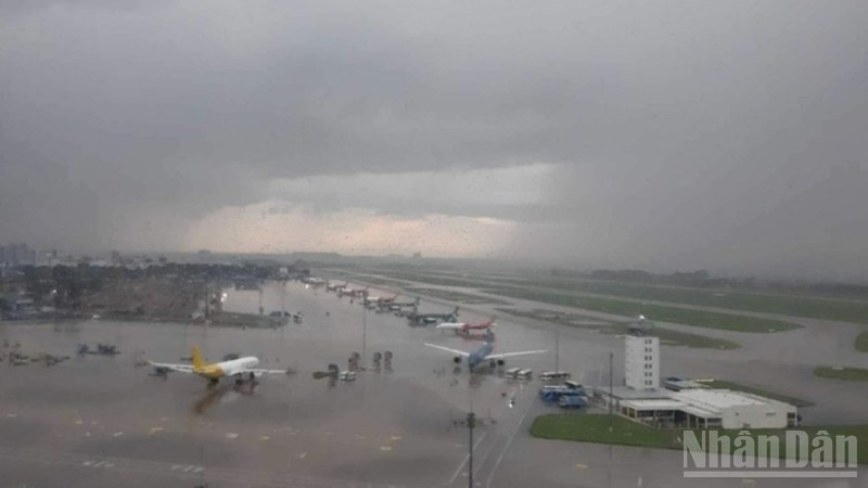 Ảnh minh họa: Cảng hàng không trong cơn mưa.