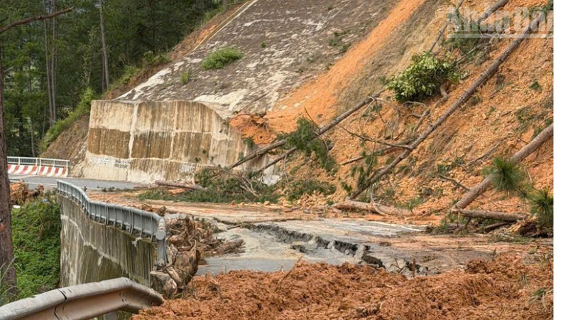 Sạt lở trên đèo Mimosa.