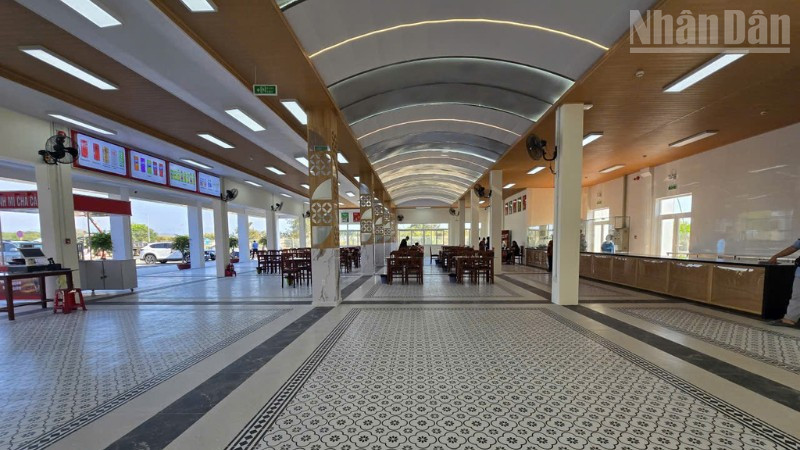 Sảnh chờ tại trạm dừng nghỉ Km205+092.