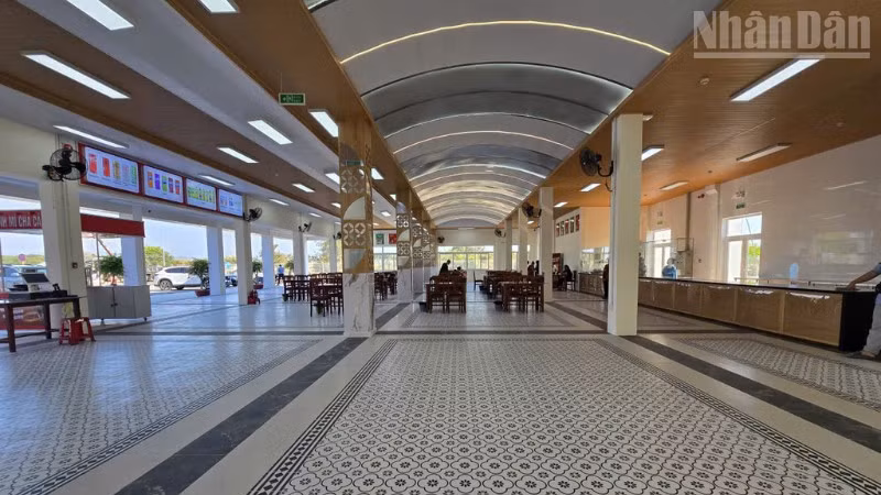 Sảnh chờ tại trạm dừng nghỉ Km205+092.