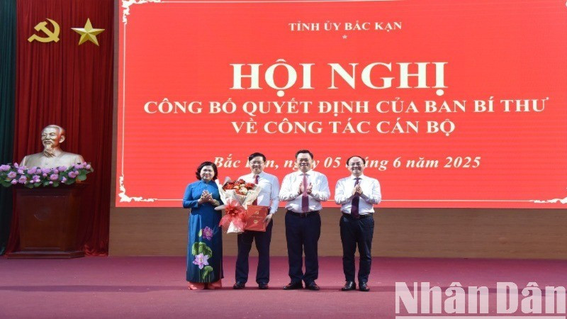 Thường trực Tỉnh ủy Bắc Kạn tặng hoa chúc mừng Tân Phó Bí thư Tỉnh ủy Đinh Quang Tuyên. (Ảnh: TUẤN SƠN)
