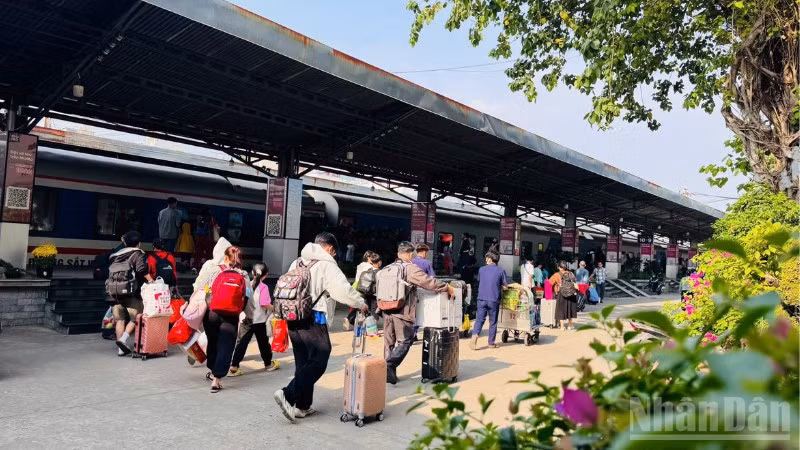 Ảnh minh họa: Hành khách chuẩn bị lên tàu tại ga Sài Gòn.