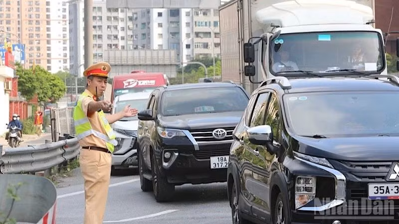 Cảnh sát giao thông điều hành giao thông tại các tuyến đường cửa ngõ Thủ đô. (Ảnh: Báo Nhân Dân)