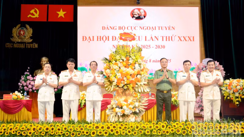 Thượng tướng Phạm Thế Tùng, Ủy viên Ban Thường vụ Đảng ủy Công an Trung ương, Thứ trưởng Công an tặng hoa chúc mừng Đại hội. (Ảnh: PHẠM CƯỜNG)