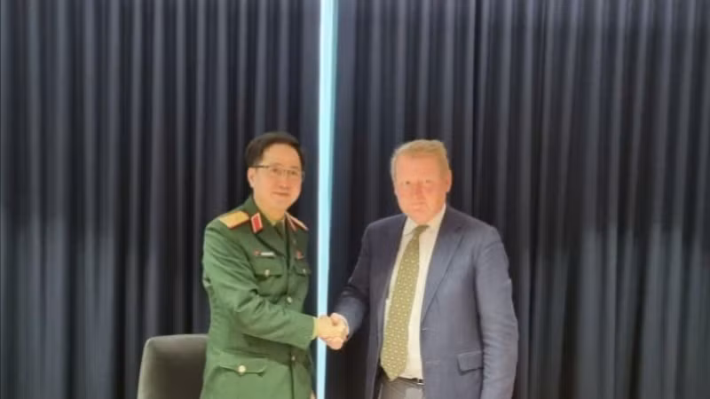 Cục trưởng Phạm Mạnh Thắng và ông Bernard Philip trao tặng quà lưu niệm.