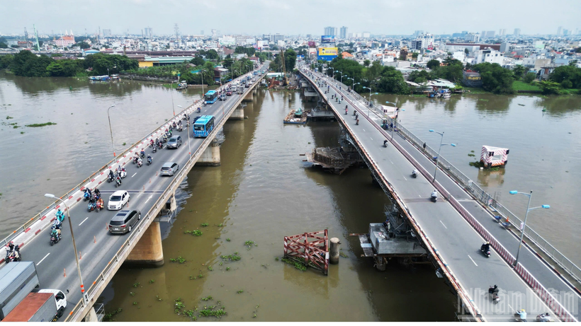 Cầu Bình Triệu 1 nặng 11.000 tấn đã hoàn thành việc nâng tĩnh không thông thuyền từ 5,5m lên gần 7m.