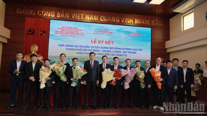 Thứ trưởng Bộ Xây dựng Bùi Xuân Dũng tặng hoa chúc mừng liên danh các nhà thầu thực hiện dự án xây dựng mở rộng cao tốc Thành phố Hồ Chí Minh -Trung Lương-Mỹ Thuận.