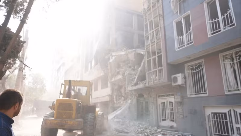 Tòa nhà bị phá hủy sau cuộc không kích của Israel tại Tehran, Iran. (Ảnh: TÂN HOA XÃ)