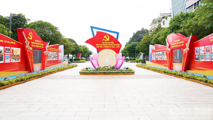 Thành phố Hồ Chí Minh rực rỡ cờ hoa, pano, lan tỏa không khí hân hoan, phấn khởi hướng tới Đại hội Đảng bộ Thành phố lần thứ I, nhiệm kỳ 2025-2030.