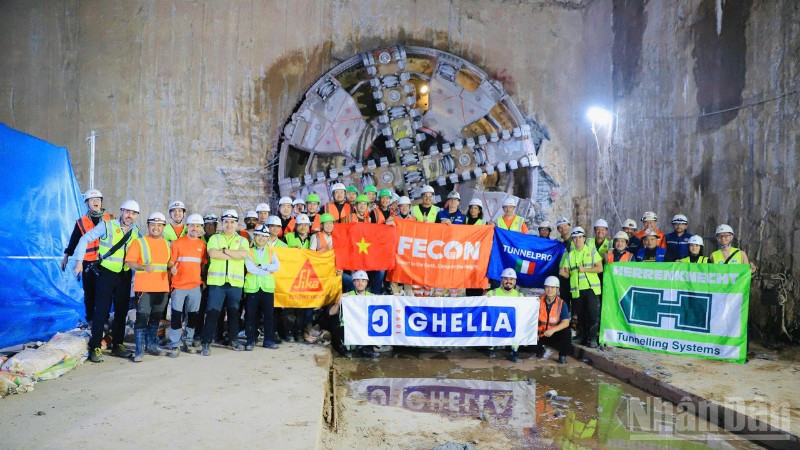 Đơn vị thi công và tư vấn thiết kế ăn mừng dấu ấn mới tại dự án khi máy đào hầm tiến tới ga Văn Miếu chiều 13/11.