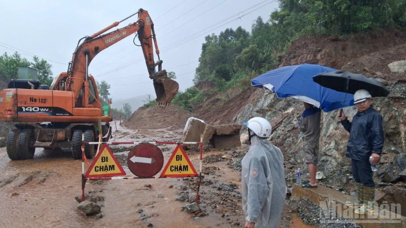 Nhà thầu hót dọn sạt trượt ta-luy, bảo đảm giao thông tại Km66+400.