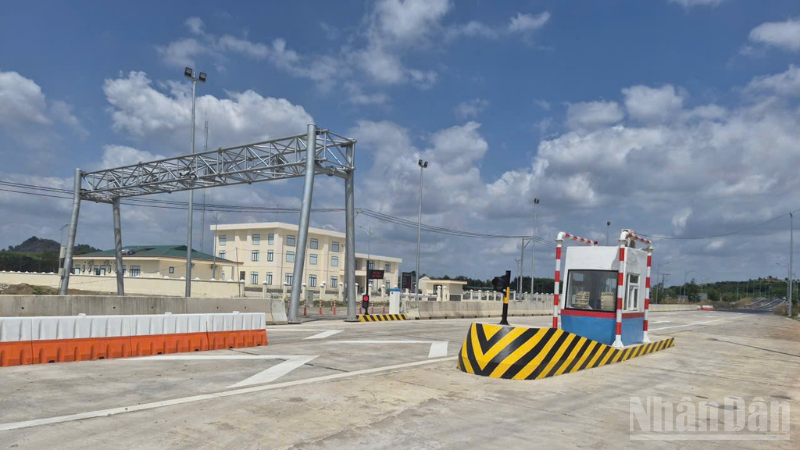 Trạm thu phí tại nút giao cao tốc Phan Thiết - Dầu Giây và QL1A (lý trình Km63 tuyến Phan Thiết - Dầu Giây).