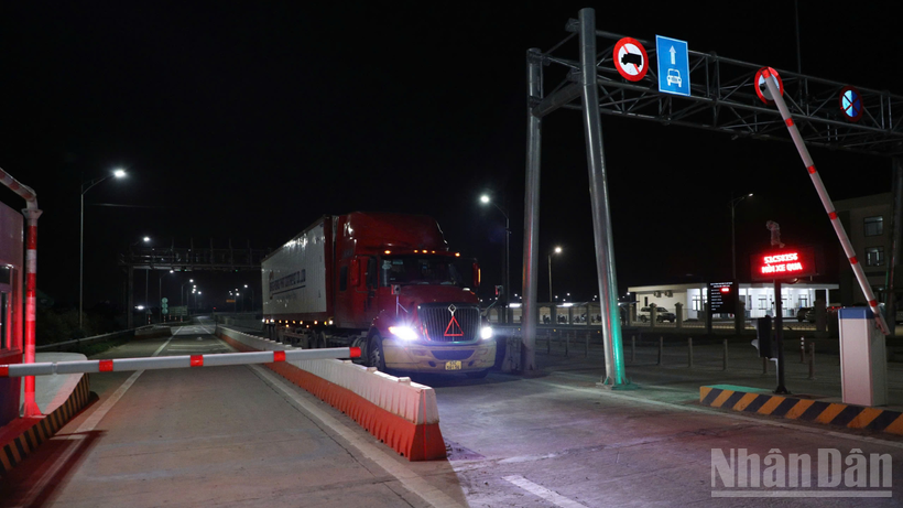 Trạm thu phí không dừng được vận hành, quản lý bằng công nghệ trên cao tốc bắc-nam phía đông chính thức thu phí từ 22 giờ ngày 2/3/2026.