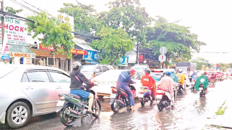 Quốc lộ 91 đoạn qua thành phố Cần Thơ thường xuyên bị ngập nước sau những trận mưa lớn. (ẢNH: Báo Nhân Dân)