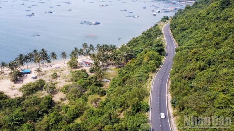 Quốc lộ 29 chạy qua vịnh Vũng Rô. (Ảnh: Báo Nhân Dân)