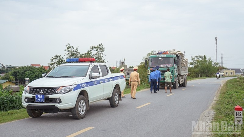 Tổng kiểm tra 9 tuyến giao thông huyết mạch sau hàng loạt tai nạn thảm khốc Ảnh minh họa: Lực lượng Cảnh sát giao thông phối hợp Thanh tra giao thông xử lý xe quá tải.