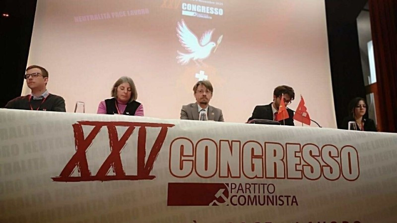 Tổng Bí thư Massimiliano Ay (giữa) tại Đại hội Đảng Cộng sản Thụy Sĩ. (Ảnh: Thông tấn xã Việt Nam)