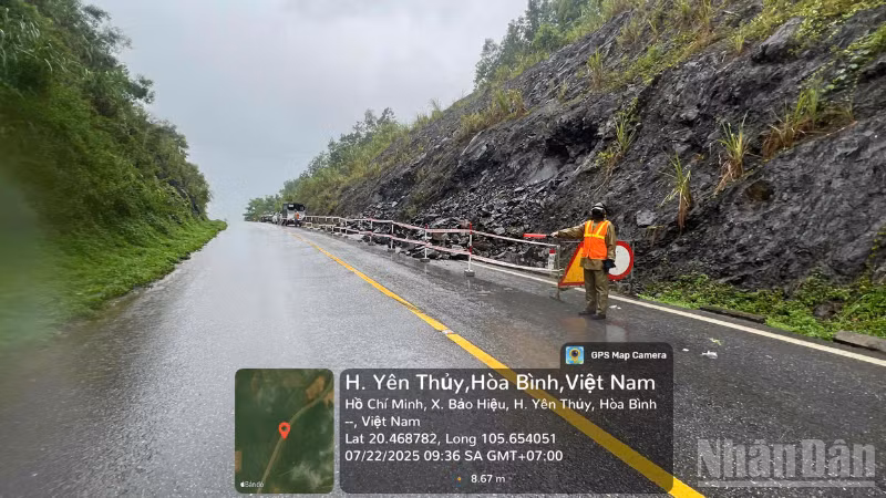 Lực lượng chức năng thuộc Sở Xây dựng tỉnh Hòa Bình túc trực hướng dẫn, cảnh báo các phương tiện đi qua đoạn đường trơn và có nguy cơ sạt lở cao.