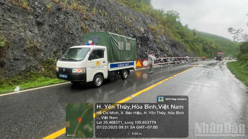 Các lực lượng chức năng tỉnh Hòa Bình phối hợp điều tiết giao thông tại những vị trí giao thông đang có dấu hiệu sạt trượt ta-luy.