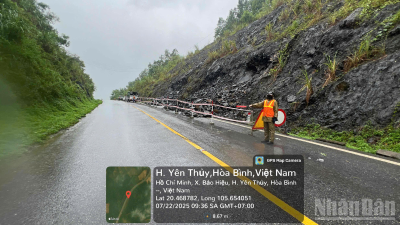 Lực lượng chức năng thuộc Sở Xây dựng tỉnh Hòa Bình túc trực hướng dẫn, cảnh báo các phương tiện đi qua đoạn đường trơn và có nguy cơ sạt lở cao.
