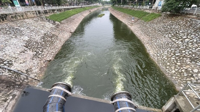 Ban Quản lý dự án đầu tư xây dựng công trình hạ tầng kỹ thuật và nông nghiệp Hà Nội phối hợp các đơn vị liên quan bắt đầu dẫn nước từ Hồ Tây về sông Tô Lịch.