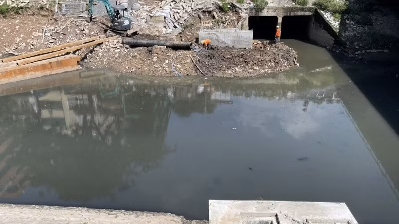 Sông Tô Lịch đang được cải tạo. 