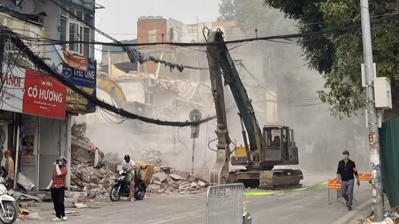 Bụi phát sinh trong quá trình phá dỡ công trình xây dựng. 