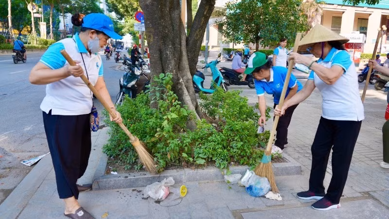 Người dân phường Giảng Võ, thành phố Hà Nội tham gia tổng vệ sinh môi trường. 