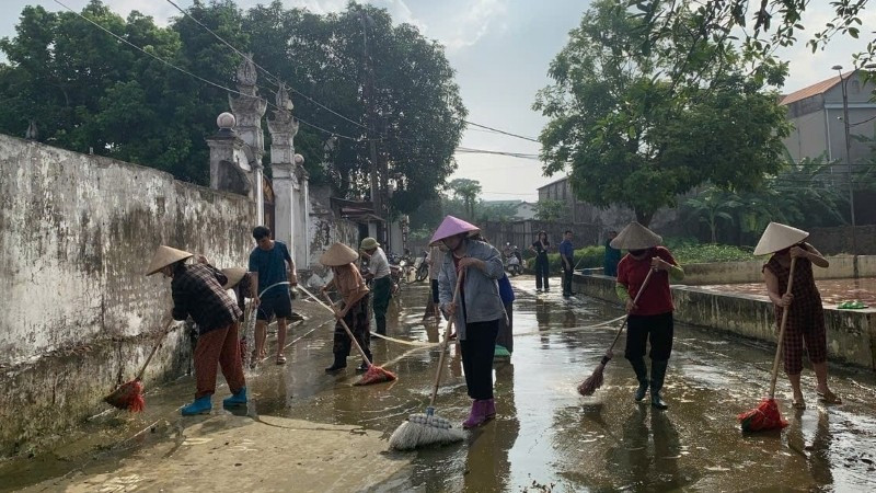 Người dân dọn dẹp sau lũ. 
