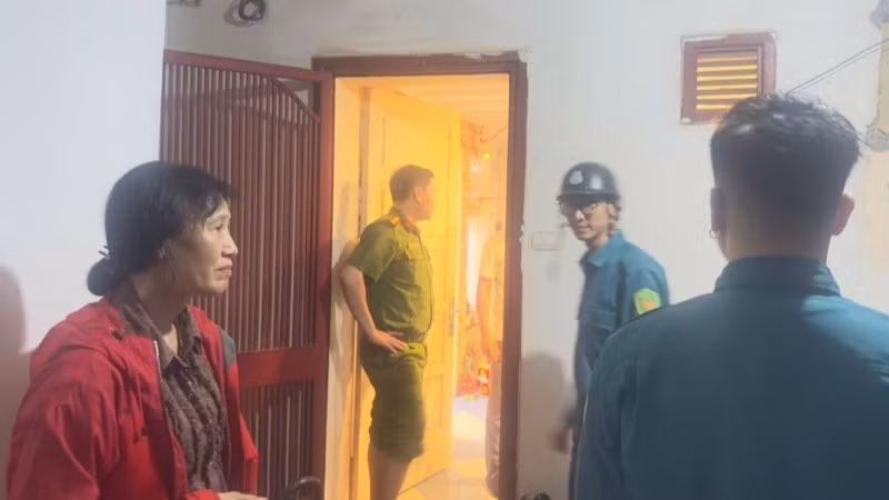 Lực lượng chức năng phường Giảng Võ hỗ trợ người dân di dời khỏi nhà nguy hiểm.