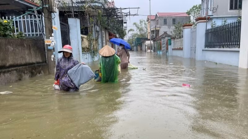Lũ rừng ngang gây ngập lụt kéo dài tại Hà Nội năm 2024.