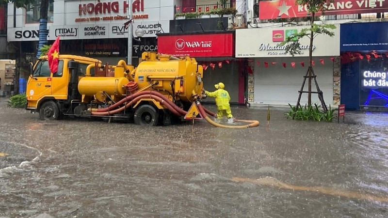 Công ty Thoát nước Hà Nội khẩn trương xử lý úng ngập trong nội đô Hà Nội.