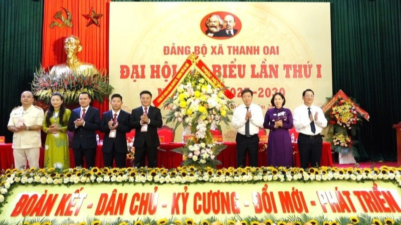 Phó Chủ tịch Ủy ban nhân dân thành phố Hà Nội Dương Đức Tuấn tặng hoa chúc mừng Đại hội Đảng bộ xã Thanh Oai. 