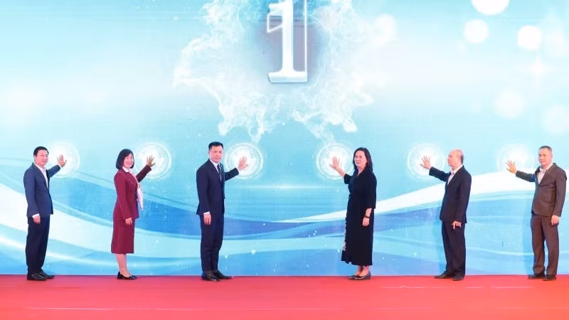 Các đại biểu thực hiện nghi thức bấm nút phát động Chương trình truyền thông về Bảo vệ môi trường trên địa bàn thành phố Hà Nội năm 2026.