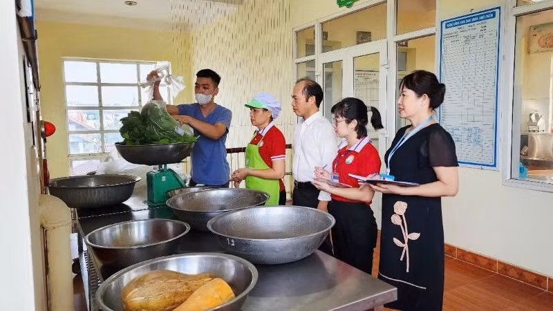 Trường mầm non A Vạn Phúc, xã Nam Phù giám sát bữa ăn bán trú. 