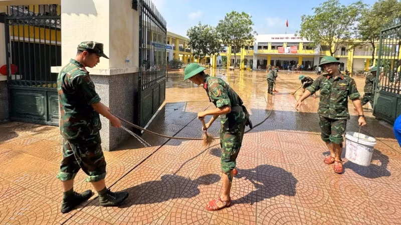 Lực lượng quân đội tham gia tổng vệ sinh môi trường vùng ngập lụt. 