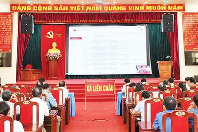 Cán bộ, đảng viên xã Liên Châu tập huấn sử dụng sổ tay đảng viên điện tử.