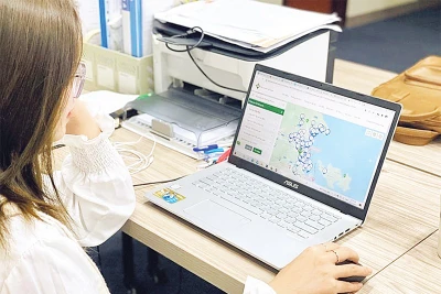 Người dân tra cứu trên hệ thống tra cứu trực tuyến về thông tin quy hoạch, đất đai. (Ảnh NGUYỄN VÂN)